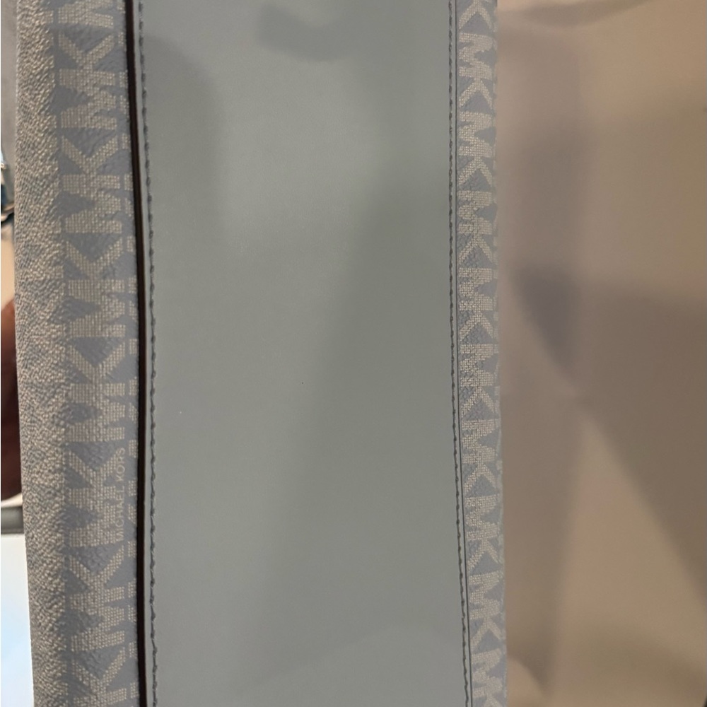 Michael Kors Sky Blue Sheila Signature Tote NWT - Picture 6 of 10